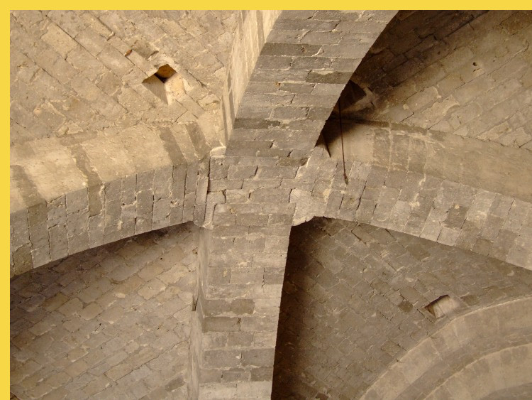 architecture romane classique - Moissac (81) abbaye St-Pierre à partir de 1115 - bloc d'entrée occidental, clef de voûte de la croisée d'ogives archaïque