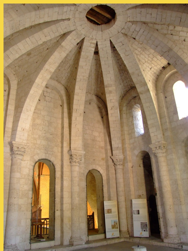 architecture romane classique - Moissac (81) abbaye St-Pierre à partir de 1115 - bloc d'entrée occidental, salle haute façon carolingienne ouvrant sur la nef en contrebas