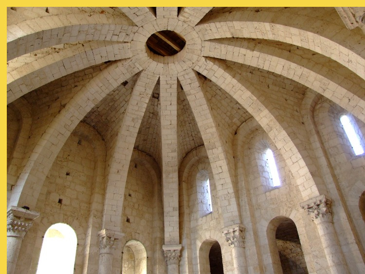 architecture romane classique - Moissac (81) abbaye St-Pierre à partir de 1115 - bloc d'entrée occidental, salle haute façon carolingienne couverte d'une coupole dodécapartite