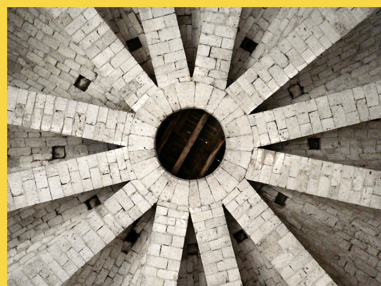 architecture romane classique - Moissac (81) abbaye St-Pierre à partir de 1115 - salle haute, occulus central de la coupole dodécapartite pour passer les cloches