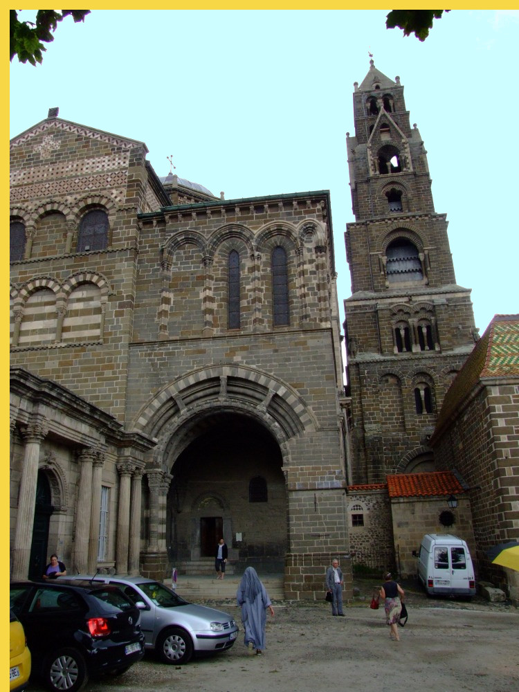 architecture romane classique - Le Puy-en-Velay (43) Notre-Dame 1050 → … - entrée du transept sud à côté du clocher traité comme un minaret