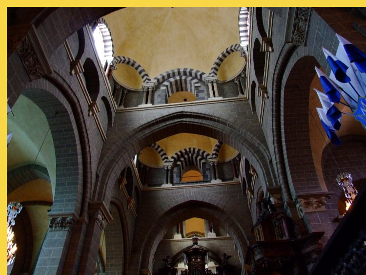 architecture romane classique - Le Puy-en-Velay (43) Notre-Dame 1050 → …  - file de coupoles sur trompes sur arcs diaphragmes