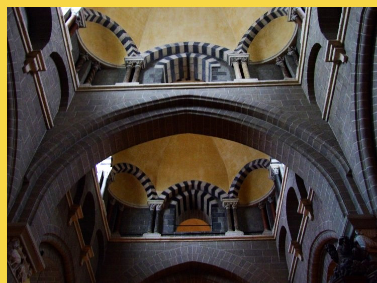 architecture romane classique - Le Puy-en-Velay (43) Notre-Dame 1050 → … - file de coupoles sur trompes sur arcs diaphragmes