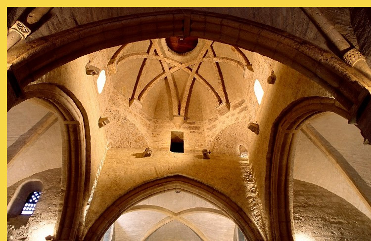 architecture romane - L'Hôpital-St-Blaise (64) carolingien → XIIe s. - les corbeaux bas ont perdu leur utilité puisqu'ils ne soutiennent pas les ogives de la coupole