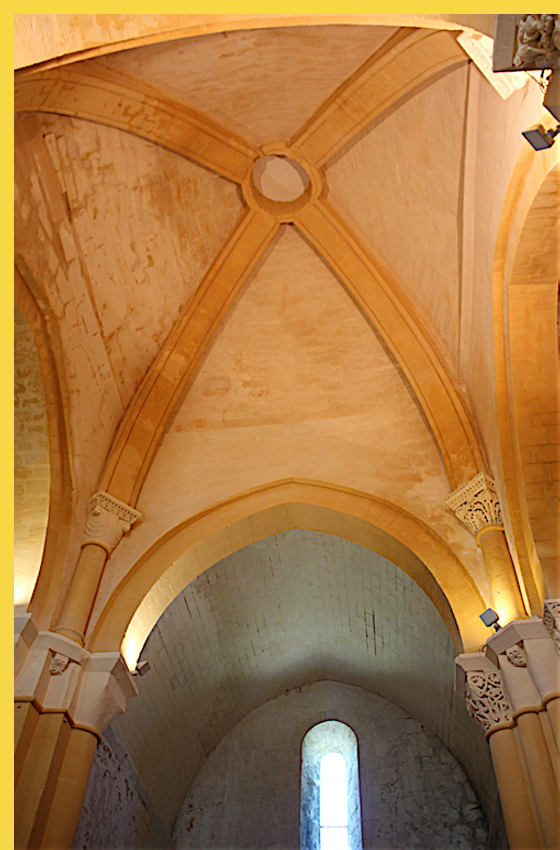 architecture romane - Arces (17) St-Martin 1140 → 1190 - coupole sur pendentifs et croisée d'ogives archaïque supportée par des colonnes hautes idem St-Martin d'Angers en 1040