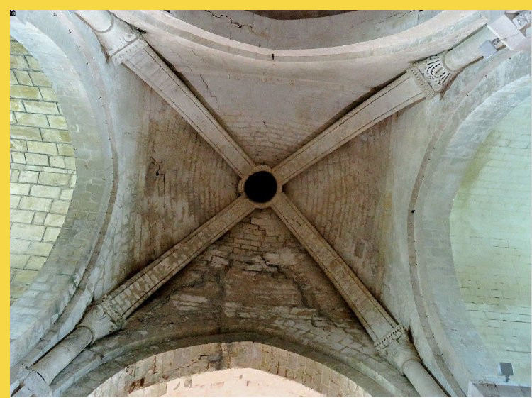 architecture romane - Arces (17) St-Martin 1140 → 1190 - coupole sur pendentifs et croisée d'ogives archaïque supportée par des colonnes hautes idem St-Martin d'Angers en 1040