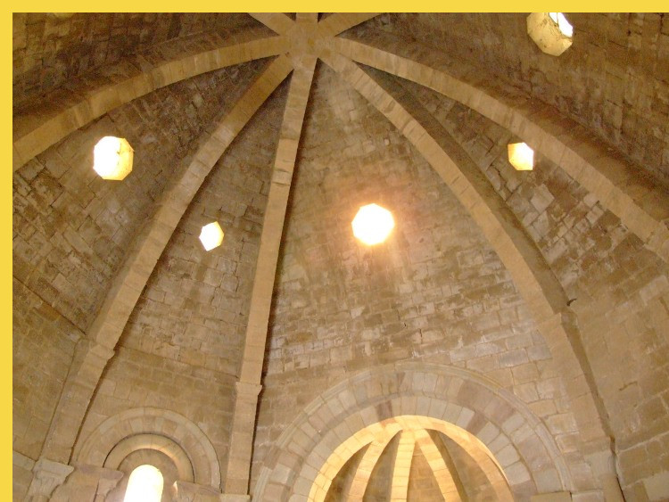 architecture romane - Eunate (E) Santa Maria vers 1170 - la coupole à huit pans irréguliers repose sur des ogives radiales construites avec un minimum de bois de coffrage