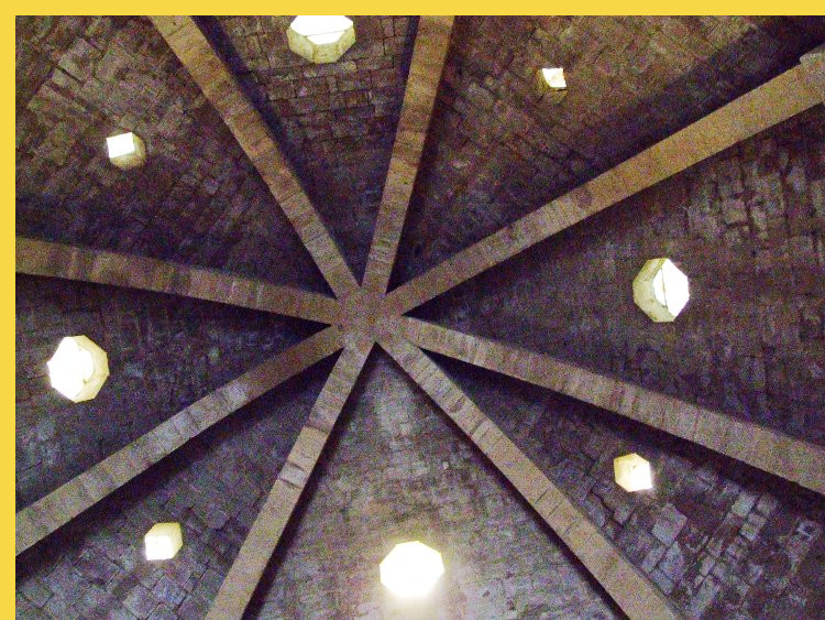 architecture romane - Eunate (E) Santa Maria vers 1170 - on peut reconstituer l'ordre de construction des ogives radiales avec un minimum de bois, un seul cintre ou coffrage en fait