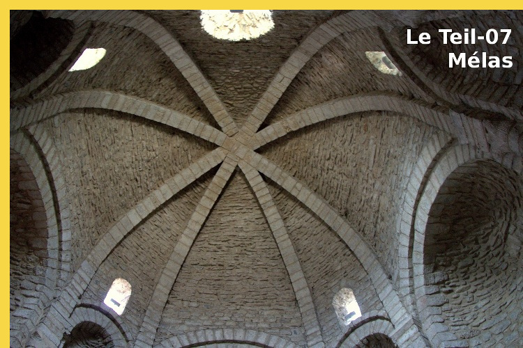 architecture romane - Le Teil (07) Hameau de Melas - le baptistère roman  - on peut reconstituer l'ordre de construction des ogives radiales avec un minimum de bois, un seul cintre ou coffrage en fait