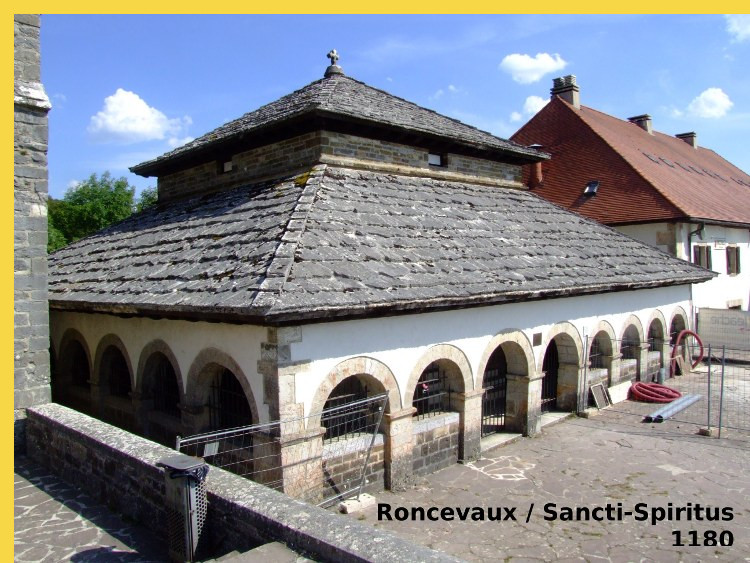 architecture romane - Roncevaux (E) Sancti Spiritus vers 1180 - vue générale du bâtiment à plan centré entouré d'une galerie d'arcades