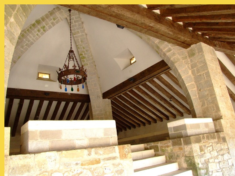 architecture romane - Roncevaux (E) Sancti Spiritus vers 1180 - au centre sur plan carré, voûte en bonnet d'évêque (= 4 pans) sur croisée d'ogives archaïque