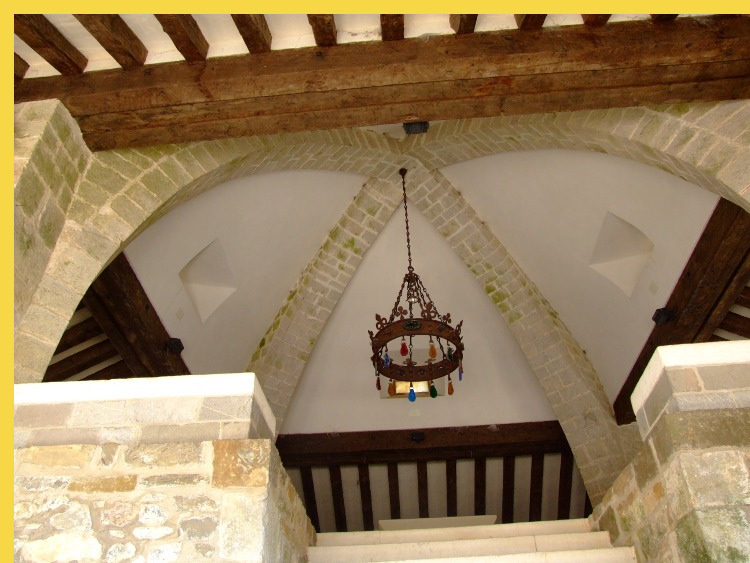 architecture romane - Roncevaux (E) Sancti Spiritus vers 1180 - au centre sur plan carré, voûte en bonnet d'évêque (= 4 pans) sur croisée d'ogives archaïque dont l'ordre de construction apparaît clairement