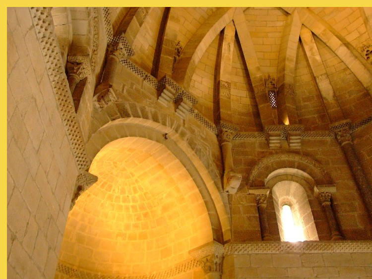 architecture gothique primitive - Torres-del-Rio (E) Santo Sepulcro 1180 - vue de la coupole octogonale aux ogives étoilées, à gauche l'abside axiale