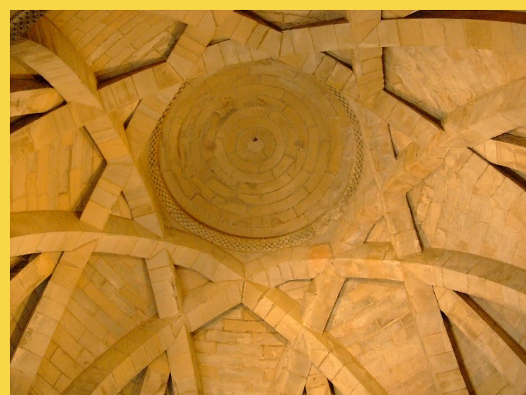 architecture gothique primitive - Torres-del-Rio (E) Santo Sepulcro 1180 - la petite coupole centrale enserrée dans la figure de 2 carrés tournants évoque aussi la figure de la Coupole du Rocher à Jérusalem