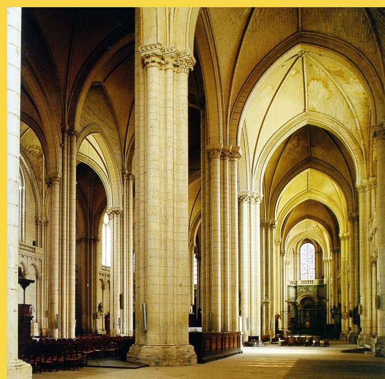 architecture gothique primitive - Poitiers (86) St-Pierre (1155 → 1379) - le bas-côté à droite n'est pas beaucoup plus bas que la nef centrale à gauche