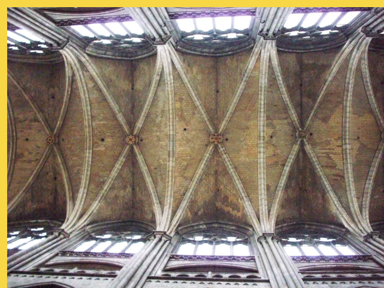 architecture gothique primitive - Rouen (76) Notre-Dame IVe s. + 1030 → 1063 + 1145 → 1237 - les voûtes sur croisées d'ogives de la nef sont très rectangles
