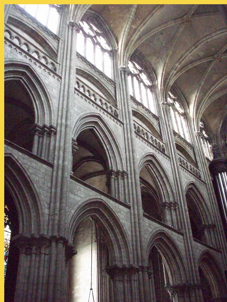 architecture gothique primitive - Rouen (76) Notre-Dame IVe s. + 1030 → 1063 + 1145 → 1237 - élévation intérieure classique avec grandes arcades, tribunes, galerie de triforium et fenêtres hautes, mais tout est très haut !