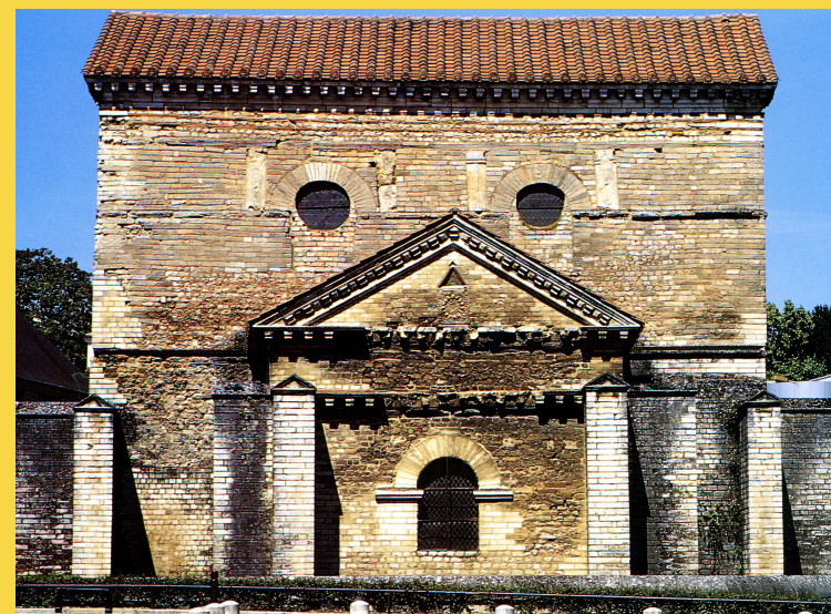 architecture paléochrétienne - Poitiers (86) : baptistère St-Jean fondé vers 350, remanié au Ve siècle et décoré vers 650 - témoignage de l'architecture mérovingienne