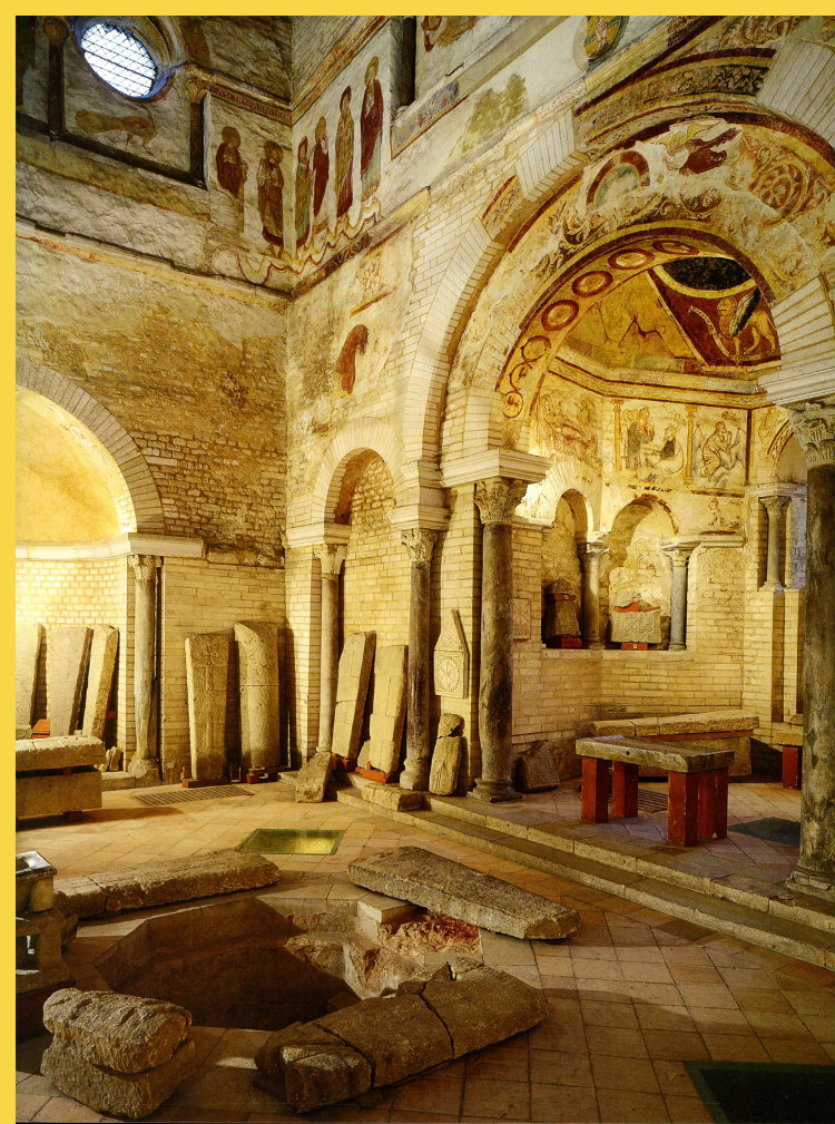 architecture paléochrétienne - Poitiers (86) : baptistère St-Jean fondé vers 350, remanié au Ve siècle et décoré vers 650 - l'abside mérovingienne