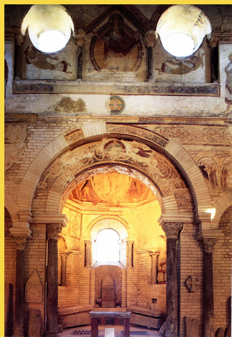 architecture paléochrétienne - Poitiers (86) : baptistère St-Jean fondé vers 350, remanié au Ve siècle et décoré vers 650 - l'abside mérovingienne