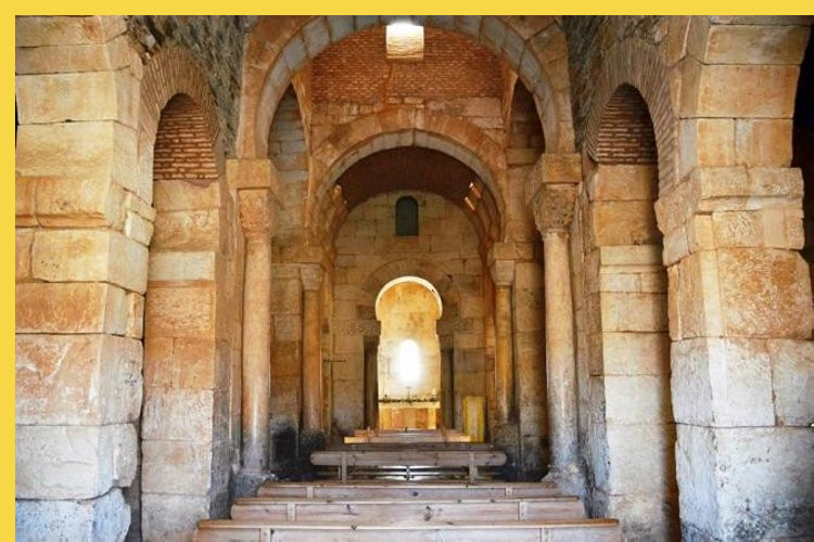 architecture paléochrétienne - Zamora (E) église wisitohique San Pedro de la Nave VIIe s. - vue générale de la nef et de l'abside