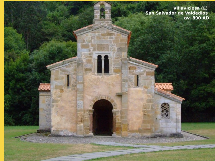 architecture carolingienne - Villaviciosa (E) San Salvador de Valdedios IXe s. avant 890 - le bloc de façade ouest et les fenêtres de la salle haute au-dessus du narthex 