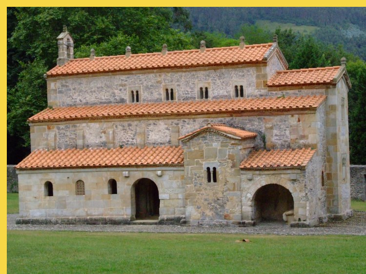 architecture carolingienne - Villaviciosa (E) San Salvador de Valdedios IXe s. avant 890 - vue générale côté nord avec les 4 fenêtres hautes géminées de la nef