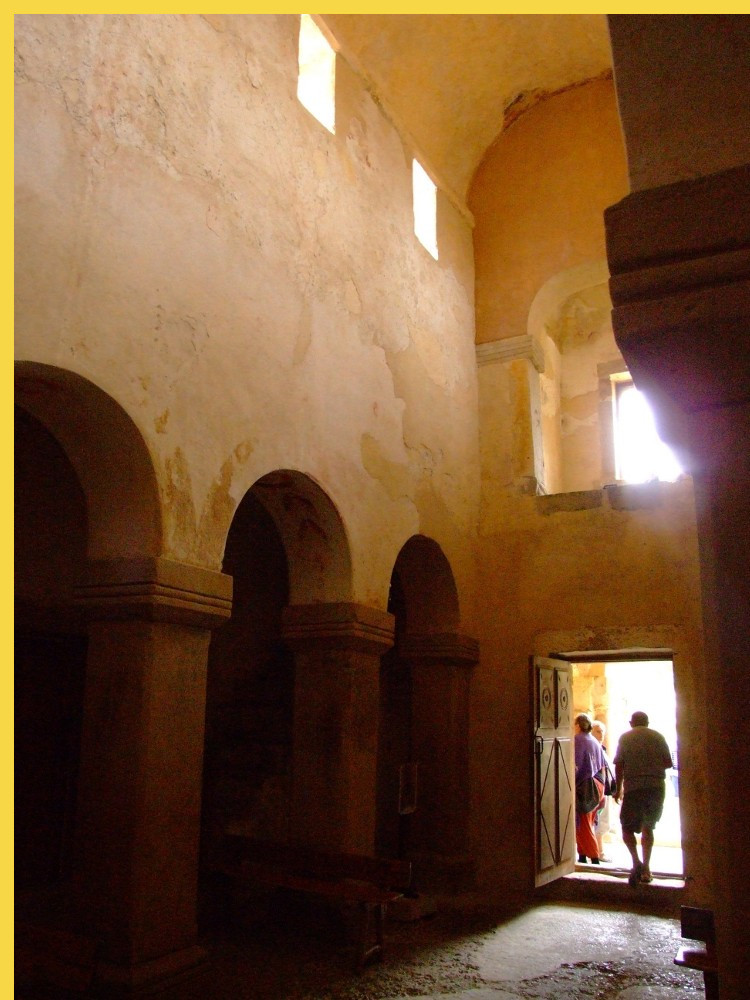 architecture carolingienne - Villaviciosa (E) San Salvador de Valdedios IXe s. avant 890 - la nef vers le bloc d'entrée et sa salle haute