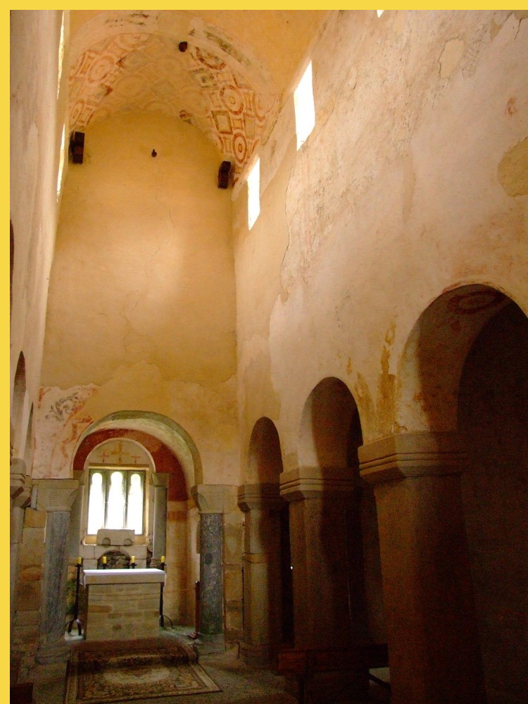 architecture carolingienne - Villaviciosa (E) San Salvador de Valdedios IXe s. avant 890 - la nef vers l'abside