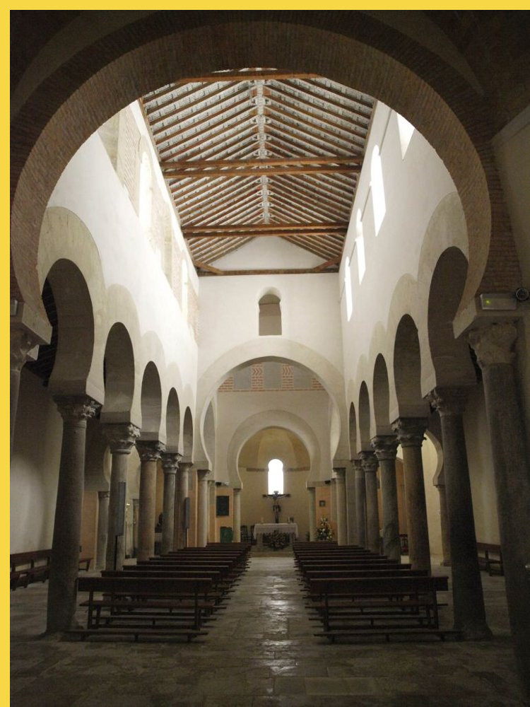 architecture carolingienne mozarabe/mudejar - Valladolid (E) San Cebrian de Mazote - église San Cipriano vers 950 - vue générale de la nef charpentée vers le choeur 