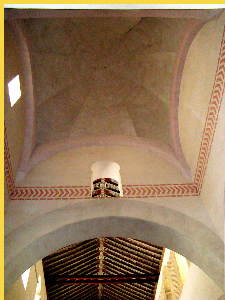 architecture carolingienne mozarabe/mudejar - Valladolid (E) San Cebrian de Mazote - église San Cipriano vers 950 - voûtement en coupole nervurée de la croisée de transept