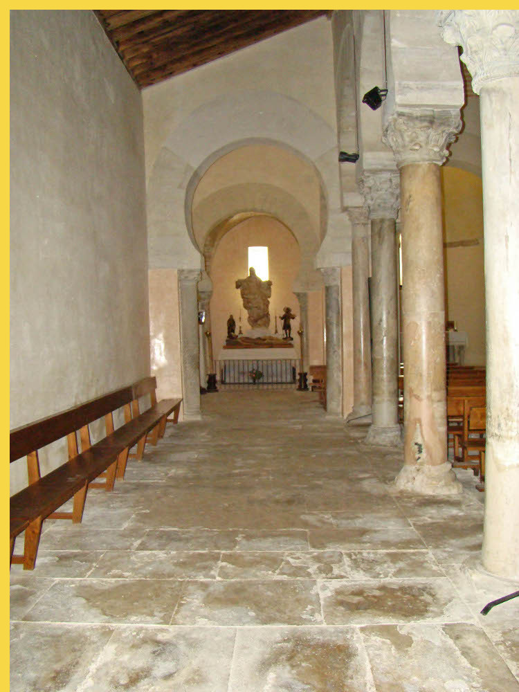 architecture carolingienne mozarabe/mudejar - Valladolid (E) San Cebrian de Mazote - église San Cipriano vers 950 - le bas-côté nord vers l'absidiole nord