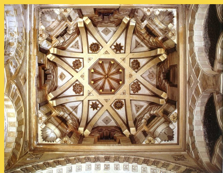 architecture omeyyade d'Espagne - Cordoue (E) Grande Mosquée des Omeyyades agrandissement d'al-Hakam II en 961 coupole d'un mihrab secondaire - les carrés tournants sont la figure de base de la composition en plan de la Coupole du Rocher à Jérusalem construite en 692 par 'Adb al-Malik