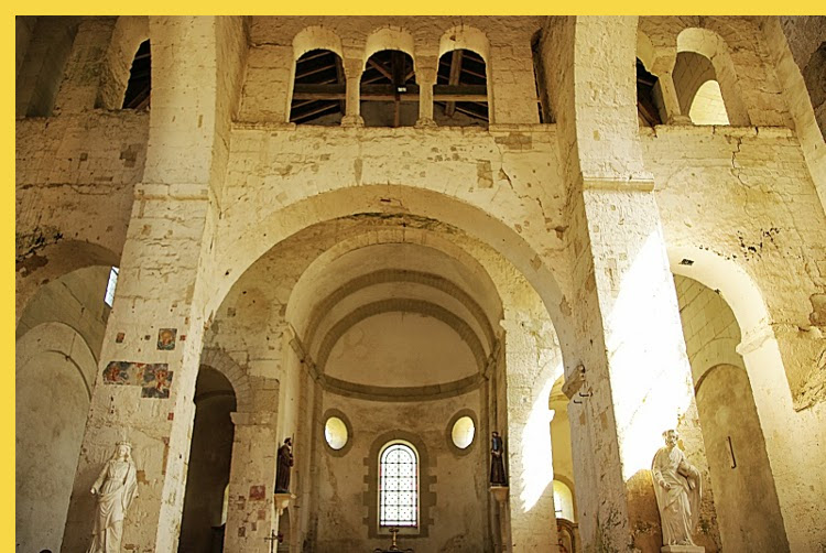 architecture carolingienne - St-Généroux (79) église carolingienne Saint-Généroux vers 980 - depuis la nef vers le coeur carolingien