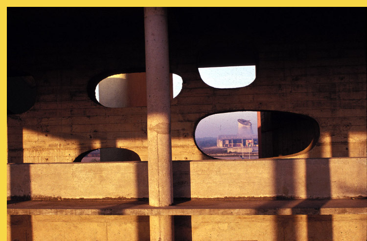 bioclimatique fluidite des espaces le Capitole du Pendjab vu depuis la Haute Cour de Justice à Chandigarh par Le Corbusier en 1962