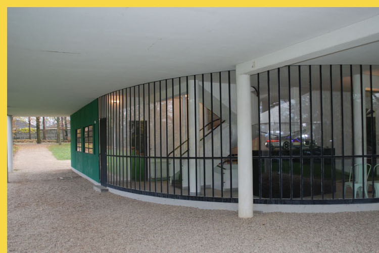 bioclimatique fluidite des espaces villa Savoye à Poissy par Le Corbusier en 1931 : façade nord d'entrée