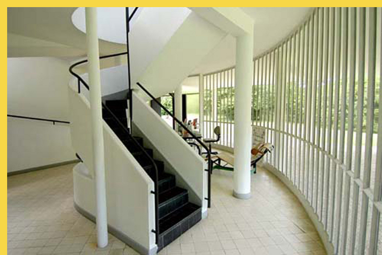 bioclimatique fluidite des espaces villa Savoye à Poissy par Le Corbusier en 1931 : escalier intérieur au rez-de-chaussée