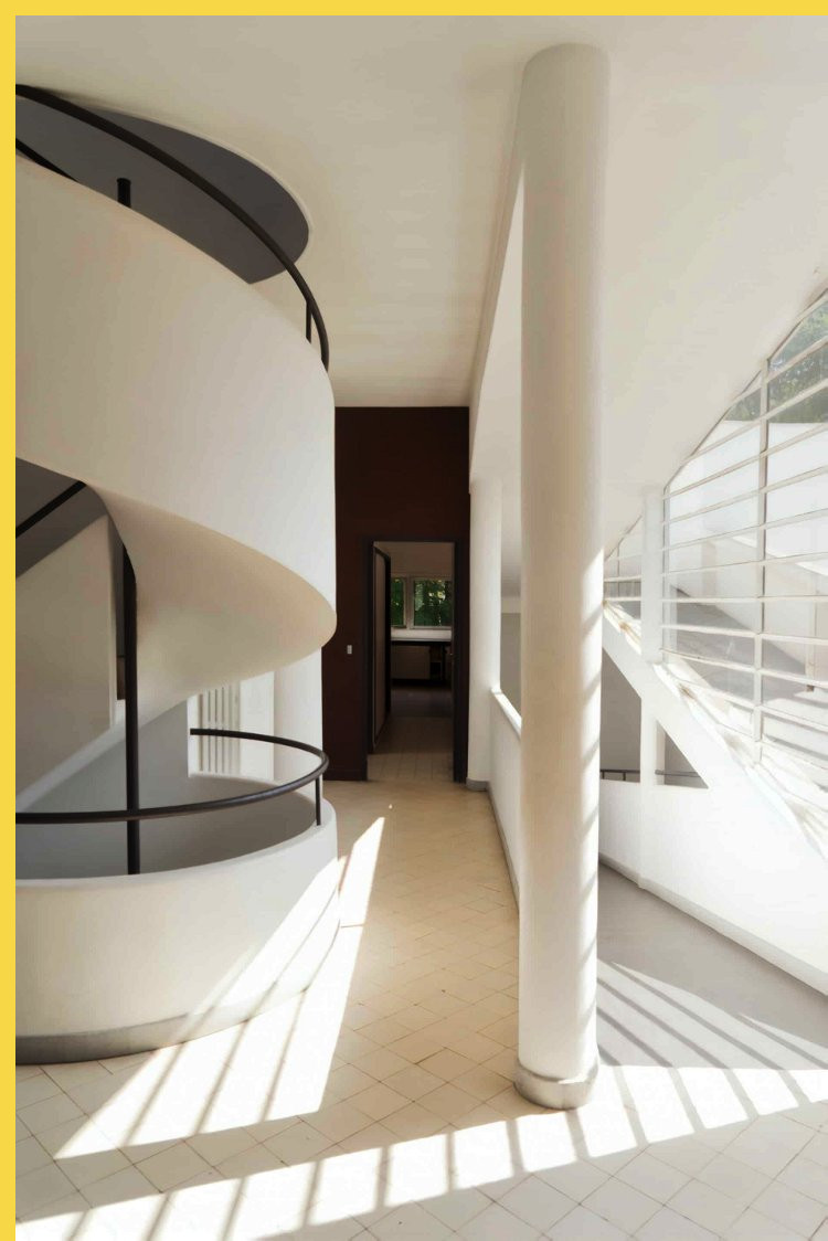 bioclimatique fluidite des espaces villa Savoye à Poissy par Le Corbusier en 1931 : escalier intérieur au bel étage, vue vers les chambres
