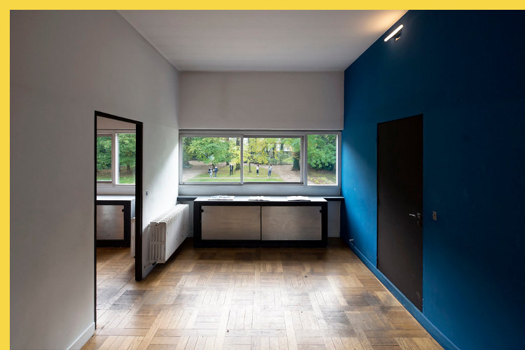 bioclimatique fluidite des espaces villa Savoye à Poissy par Le Corbusier en 1931 : entre la chambre principale à gauche et la loggia à droite