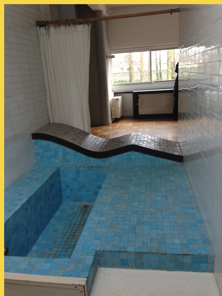 bioclimatique fluidite des espaces villa Savoye à Poissy par Le Corbusier en 1931 : salle de bains de la chambre principale au fond