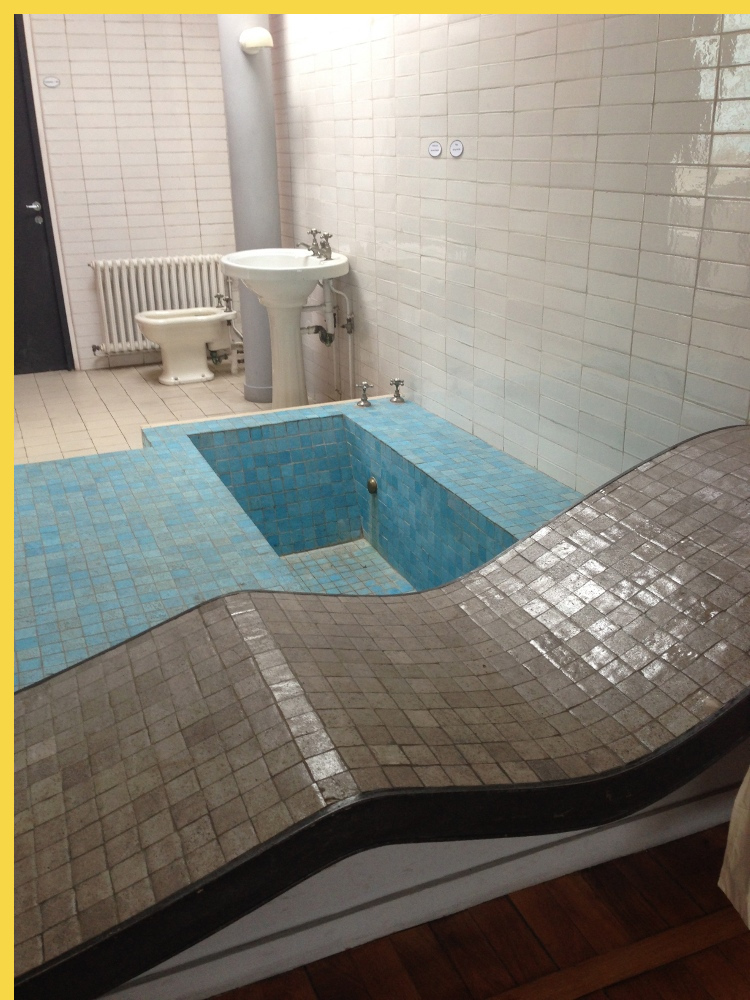 bioclimatique fluidite des espaces villa Savoye à Poissy par Le Corbusier en 1931 : salle de bains de la chambre principale