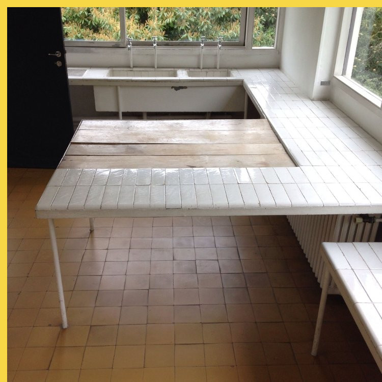 bioclimatique fluidite des espaces villa Savoye à Poissy par Le Corbusier en 1931 : cuisine dans l'angle nord-est