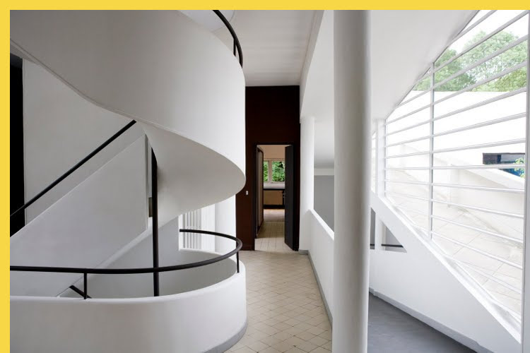bioclimatique fluidite des espaces villa Savoye à Poissy par Le Corbusier en 1931 : escalier intérieur au bel étage, vue vers les chambres