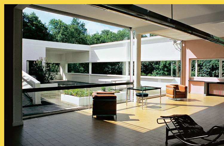 bioclimatique fluidite des espaces villa Savoye à Poissy par Le Corbusier en 1931 : le séjour s'ouvre au Sud sur une vaste terrasse avec au fond une loggia ombragée