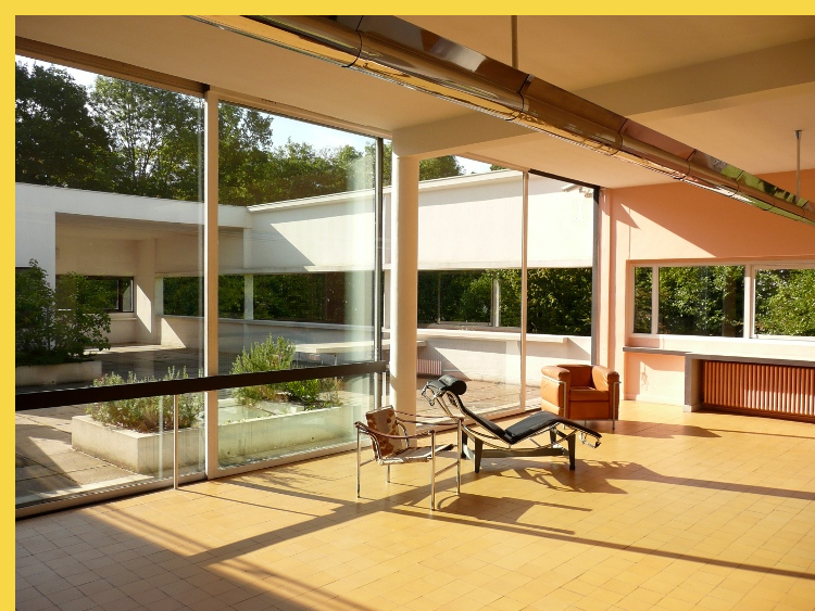 bioclimatique fluidite des espaces villa Savoye à Poissy par Le Corbusier en 1931 : le séjour s'ouvre au Sud sur une vaste terrasse