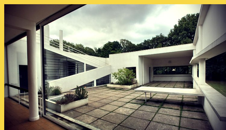 bioclimatique fluidite des espaces villa Savoye à Poissy par Le Corbusier en 1931 : la loggia de la terrasse vue depuis le séjour