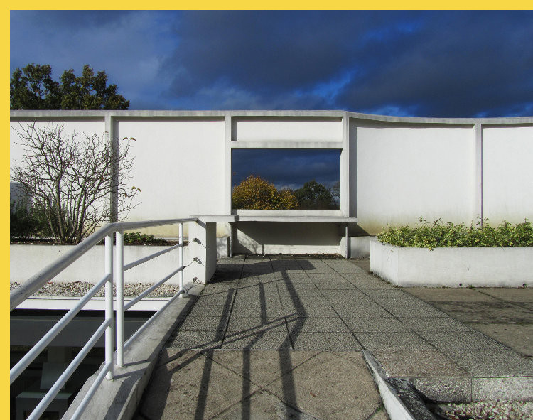 bioclimatique fluidite des espaces villa Savoye à Poissy par Le Corbusier en 1931 : les rampes d'accès au solarium