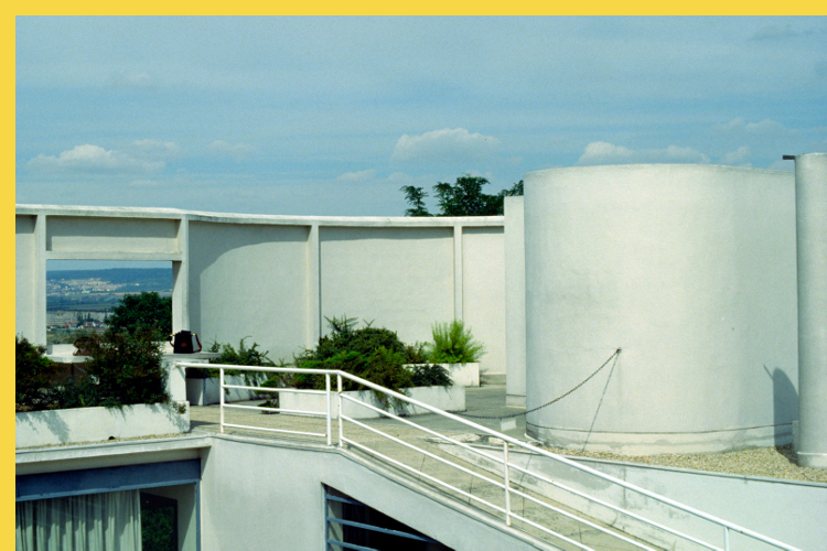 bioclimatique fluidite des espaces villa Savoye à Poissy par Le Corbusier en 1931 : le solarium