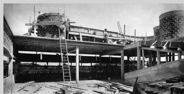 fluidite des espaces villa Savoye à Poissy par Le Corbusier en 1931 : photos de chantier de construction 1928-1930