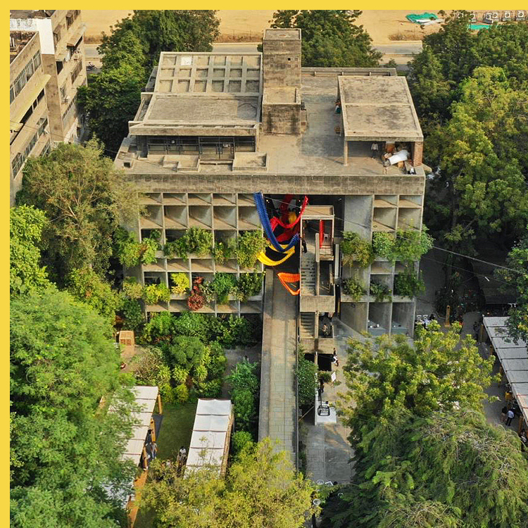 bioclimatique fluidite des espaces Maison des Filateurs (= Millowners) à Ahmedabad par Le Corbusier en 1954 - façade ouest avec ses accès extérieurs - vue aerienne